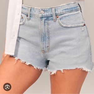 Abercrombie Curve Love High Rise Mom Shorts - Light Wash - SZ 32